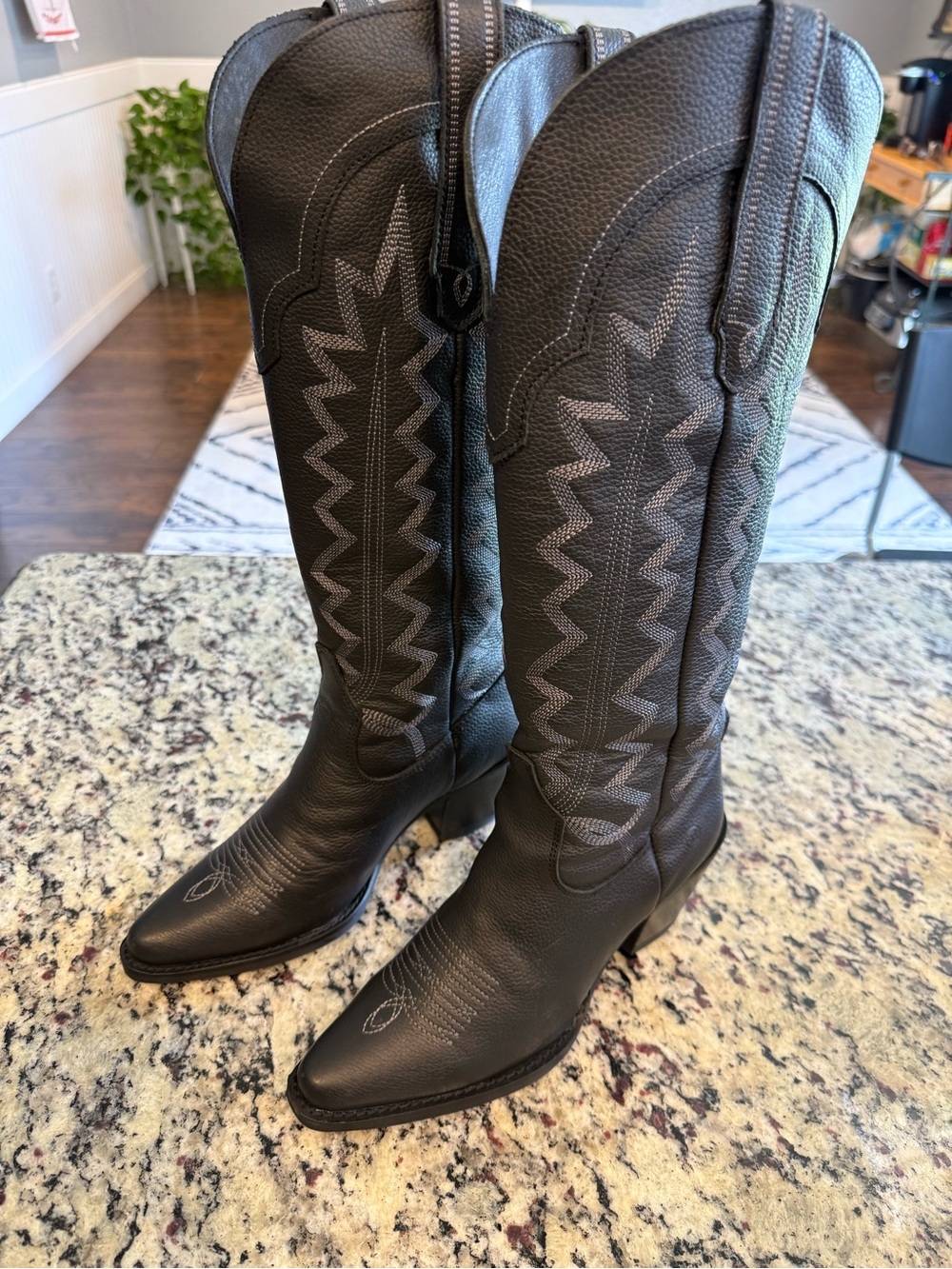 Dingo Women’s High Cotton Boots. Size 6